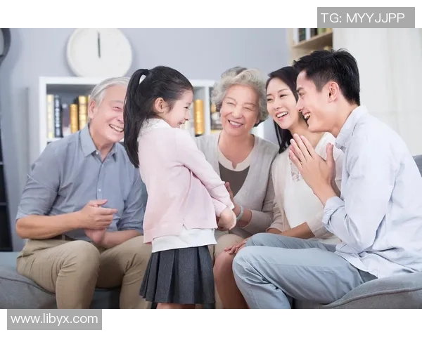 亲子同乐足球时光记录幸福瞬间的温馨照片分享 亲子同乐足球时光记录幸福瞬间的温馨照片分享